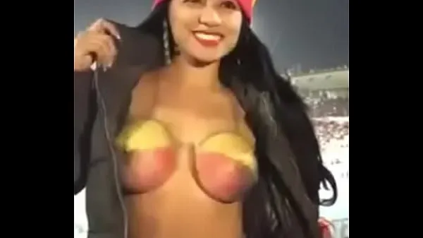 新Ecuadorian girl showing her tits at a soccer game新鲜的管子
