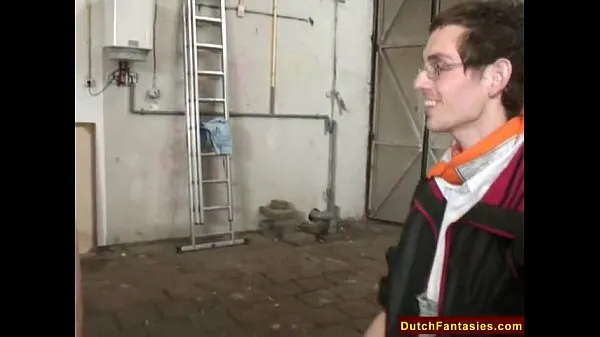 Νέος Dutch Teen With Glasses In Warehouse φρέσκος σωλήνας