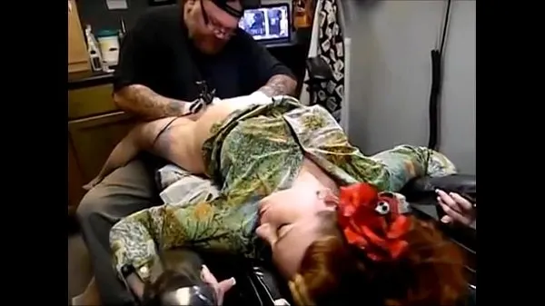 Új SCREAMING while tattooing friss cső
