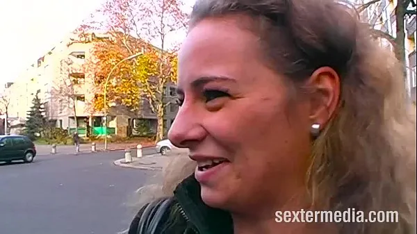 새로운 Women on Germany's streets 신선한 튜브