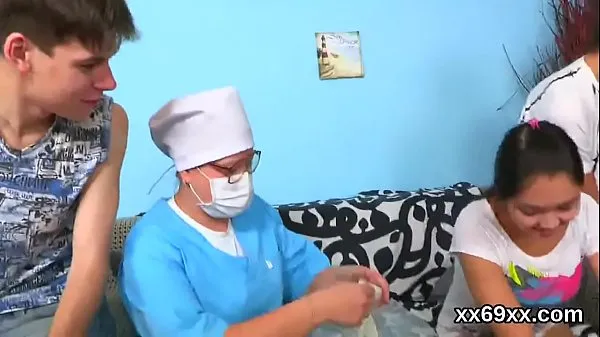 Man assists with hymen physical and drilling of virgin cutie Ống mới