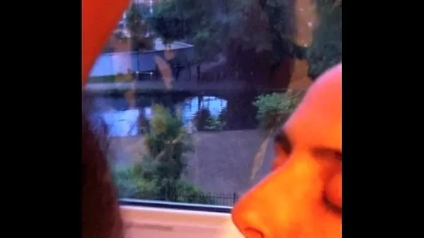 Neue Frau saugt Hahn am Fenster, damit Nachbarn sehenfrische Tube