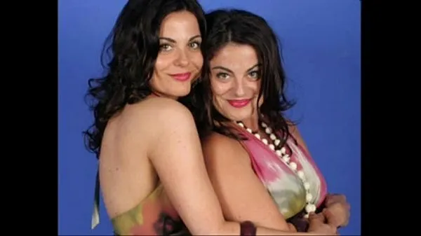 Νέος Identical Lesbian Twins posing together and showing all φρέσκος σωλήνας