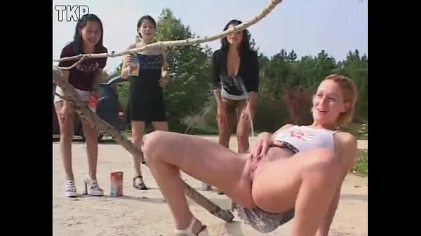 Piss 4 girls in a pissing contest Ống mới