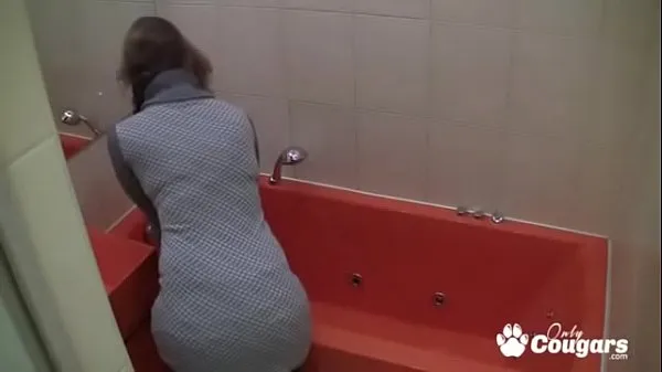 새로운 Amateur Caught On Hidden Bathroom Cam Masturbating With Shower Head 신선한 튜브