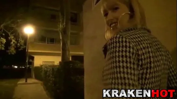 Uusi Blonde woman in the street looking for stranger men to fuck tuore putki