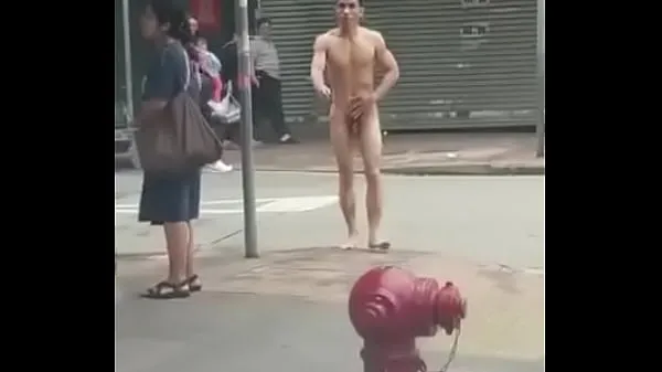 Nowa nude guy walking in publicświeża tuba