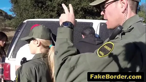 新Border patrol officers arrest and fuck a very hot i. immigrant新鲜的管子