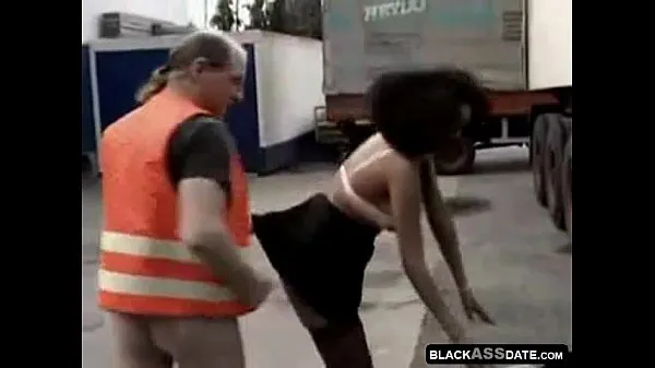 Black hooker riding on mature truck driver outside Ống mới