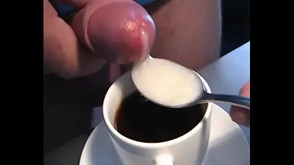 Νέος Making a coffee cut φρέσκος σωλήνας