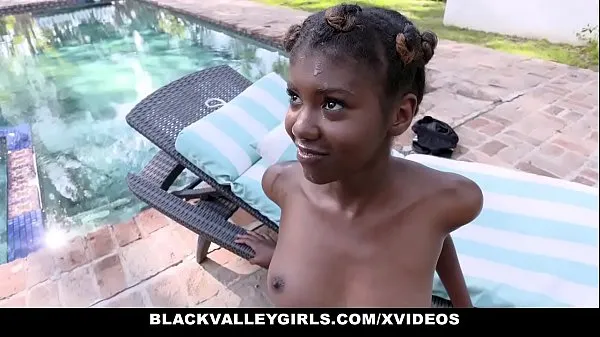 Yeni BlackValleyGirls - Hot Ebony Teen (Daizy Cooper) Fucks Swim Coachyeni Tüp