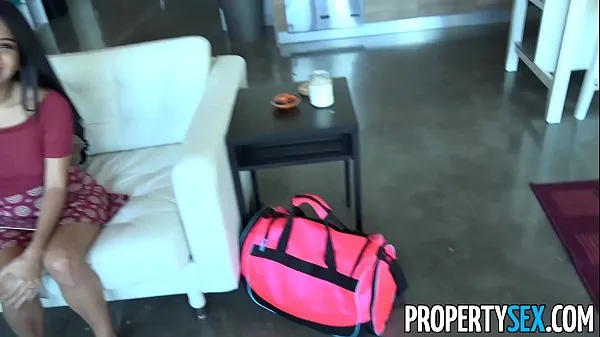 PropertySex - Horny couch surfing woman takes advantage of male host أنبوب جديد جديد