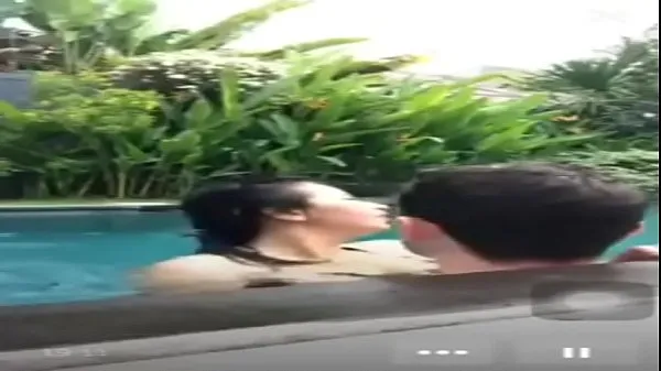 Νέος Indonesian fuck in pool during live φρέσκος σωλήνας