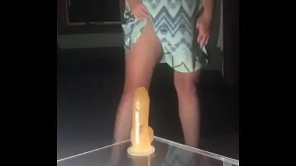 Nova Amateur Wife Removes Dress And Rides Her Suction Cup Dildo sveža cev