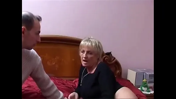 Νέος Two mature Italian sluts share the young nephew's cock φρέσκος σωλήνας