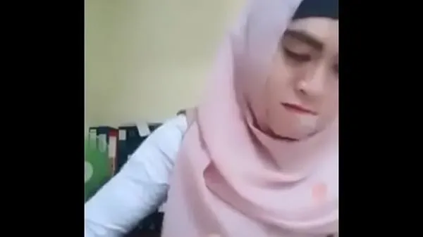 Νέος Indonesian girl with hood showing tits φρέσκος σωλήνας