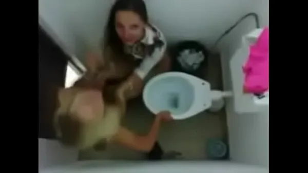 Nuevo El video de las jovencitas jugando en el baño cayó en la Red tubo nuevo