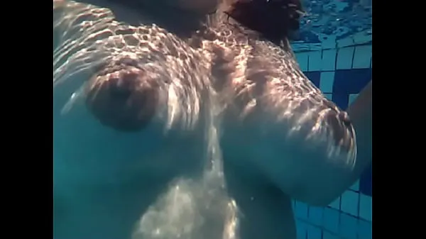 Uusi Swimming naked at a pool tuore putki