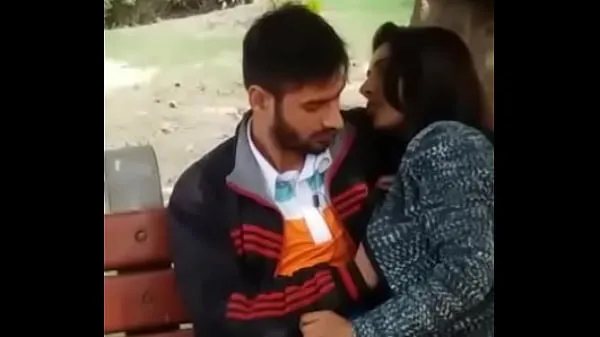Νέος Couple caught kissing in the park φρέσκος σωλήνας