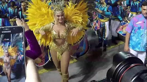Nyt Ellen Rocche parading in the carnival special group frisk rør