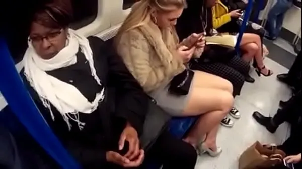 Νέος Filming the legs of a white booty slut in the subway φρέσκος σωλήνας