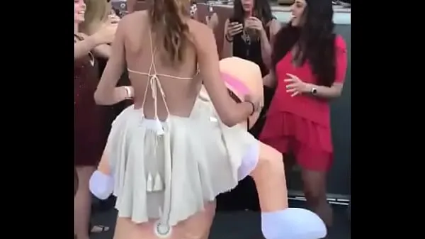 Nowa Girl dance with a dickświeża tuba