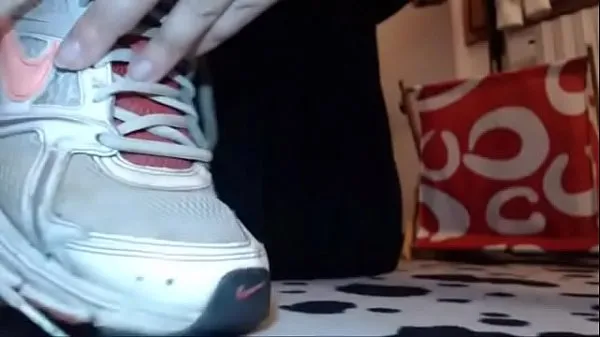 Νέος Dirty and sweaty feet after a session in the gym with these broken and dirty shoes φρέσκος σωλήνας