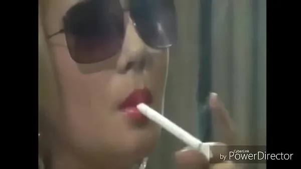 Nieuwe These chicks love holding cigs in thier mouths nieuwe tube
