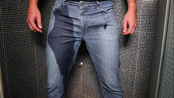 새로운 Guy pee inside his jeans and cumshot on end 신선한 튜브