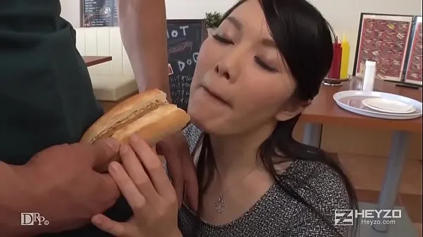 Nová Yui Mizutani reporter who came to report when there was a delicious hot dog shop in Tokyo. 1 čerstvá trubica
