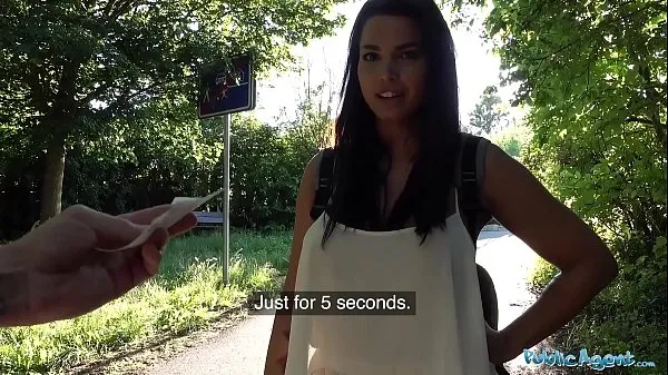 Νέος Public Agent Chloe Lamour gets her big boobs jizzed on for cash φρέσκος σωλήνας