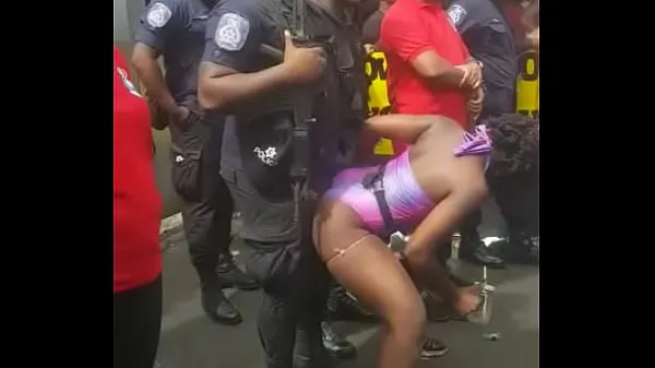 新Popozuda Negra Sarrando at Police in Street Event新鲜的管子