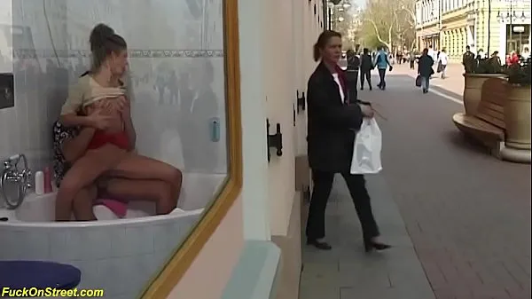 Nyt cute horny teen gets deep anal fucked by her boyfriend at public shopping street frisk rør
