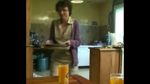 Nová a housewife banged in the kitchen čerstvá trubice