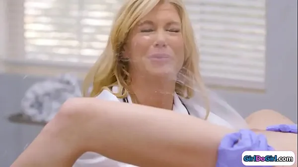 New Unaware doctor gets squirted in her face fresh Tube