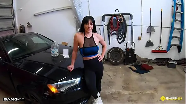 新Roadside - Fit Girl Gets Her Pussy Banged By The Car Mechanic新鲜的管子