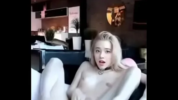 Új White skinny girl with choker does risky masturbation friss cső