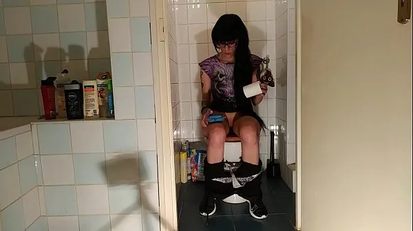新Sexy goth teen pee & crap while play with her phone pt1 HD新鲜的管子