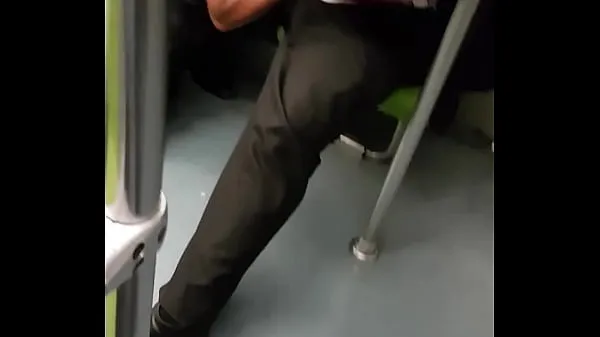 Nytt He sucks him on the subway until he comes and throws them färskt rör