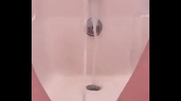 Νέος 18 yo pissing fountain in the bath φρέσκος σωλήνας