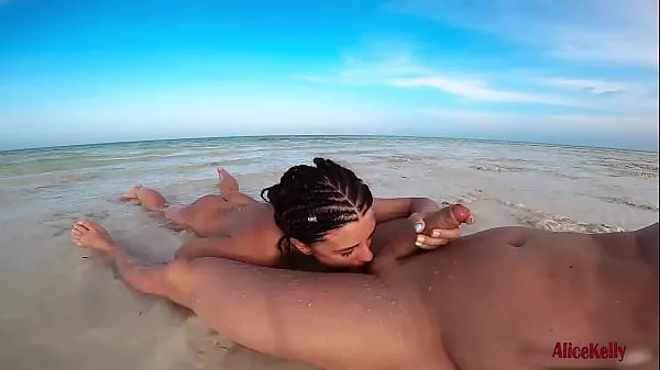 새로운 Nude Cutie Public Blowjob Big Dick and Swallows Cum on the Sea Beach 신선한 튜브