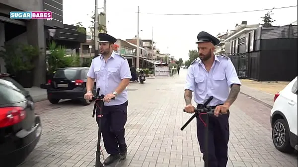 Nowa SUGARBABESTV : GREEK POLICE THREESOME PARODYświeża tuba