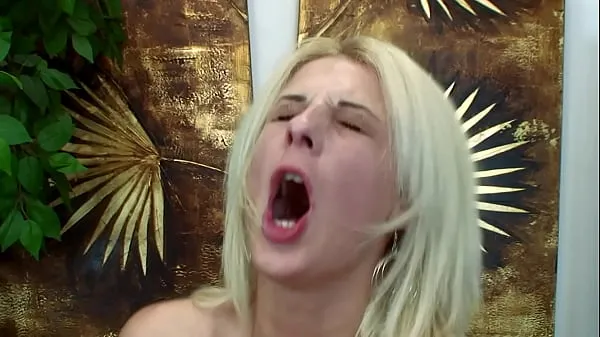 Νέος This beautiful blonde teen shoves her fingers in her pussy until she squirts like a waterfall φρέσκος σωλήνας
