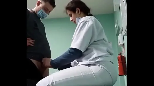 Νέος Nurse giving to married guy φρέσκος σωλήνας