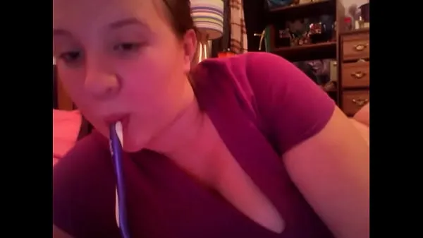 Yeni amateur girl puts toothbrush in assyeni Tüp