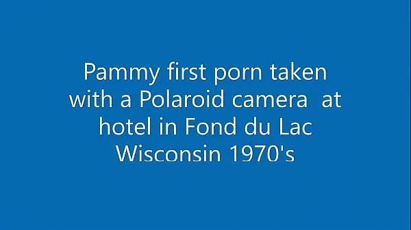Новый Памми раздевается, впервые сделав снимок с камеры Polaroid, в отеле в Фон-дю-Лак, штат Висконсинсвежий тюбик