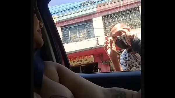 Mary cadelona wife showing off in the car through the streets of São Paulo showing her tits on the sidewalk in broad daylight in the capital of São Paulo, husband close Tube baru yang baru