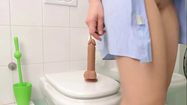 The beauty hid in the toilet and fucked herself with a big dildo. Masturbation. AnnaHomeMix Ống mới