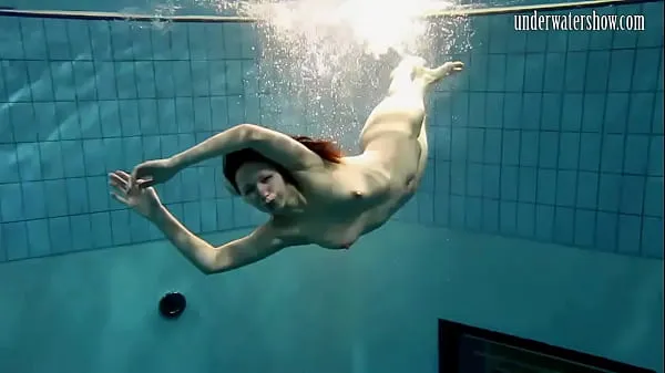 Νέος Hot babe swims in the sea like a mermaid φρέσκος σωλήνας