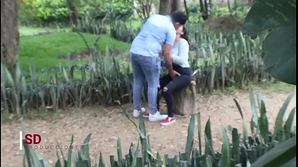 नई SPYING ON A COUPLE IN THE PUBLIC PARK ताज़ा ट्यूब